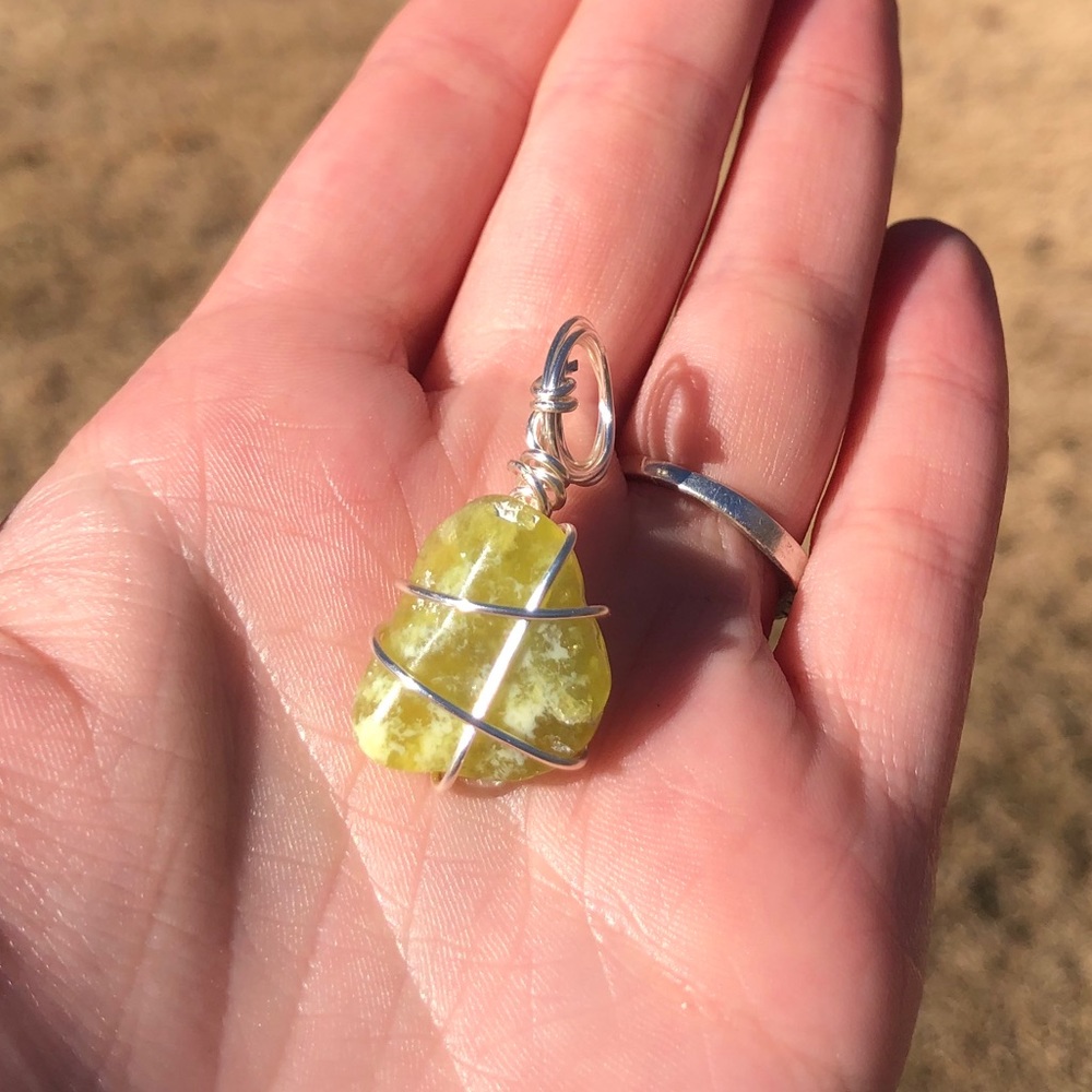 Serpentine wire wrapped pendant